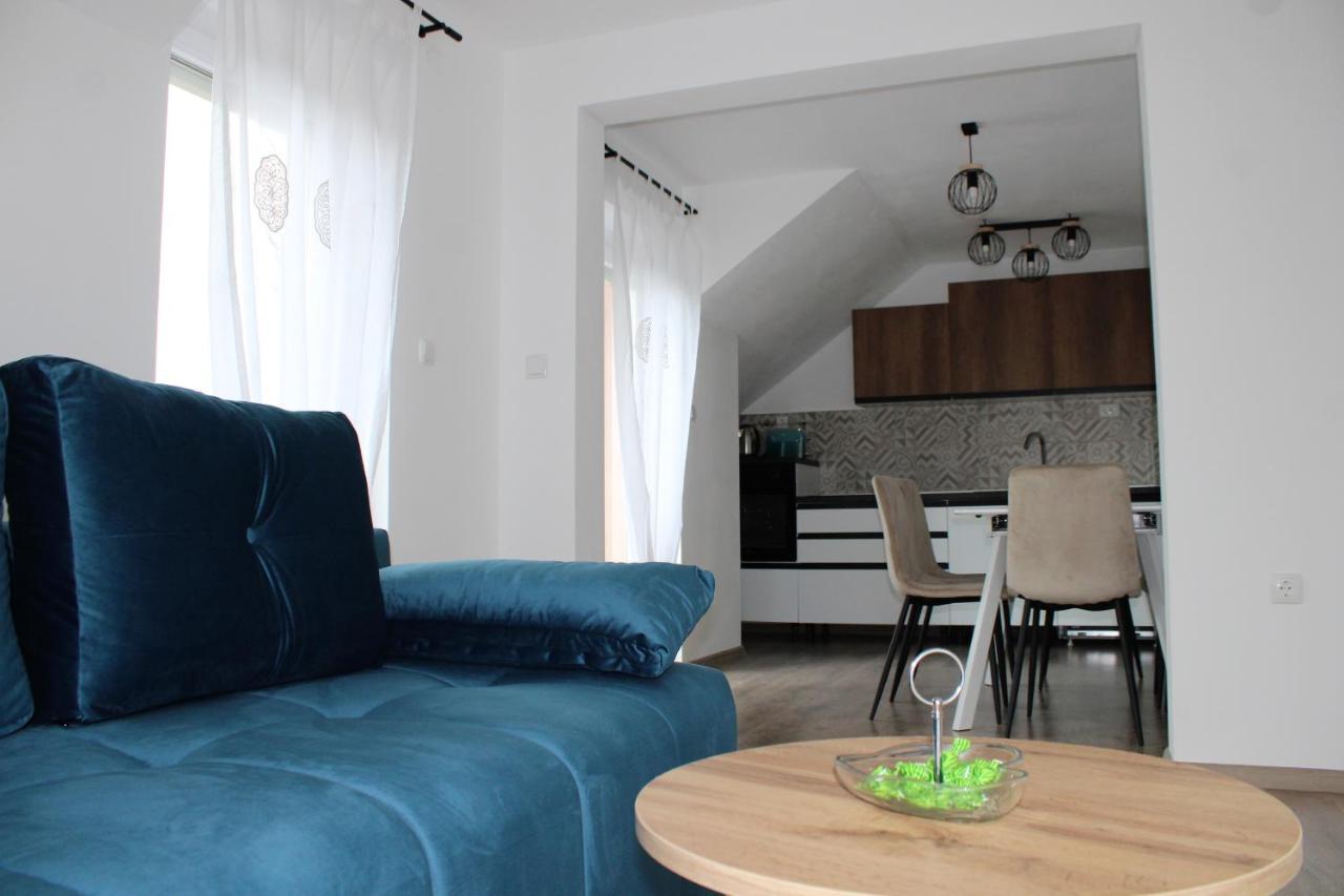 Apartman Swans Оточац Экстерьер фото