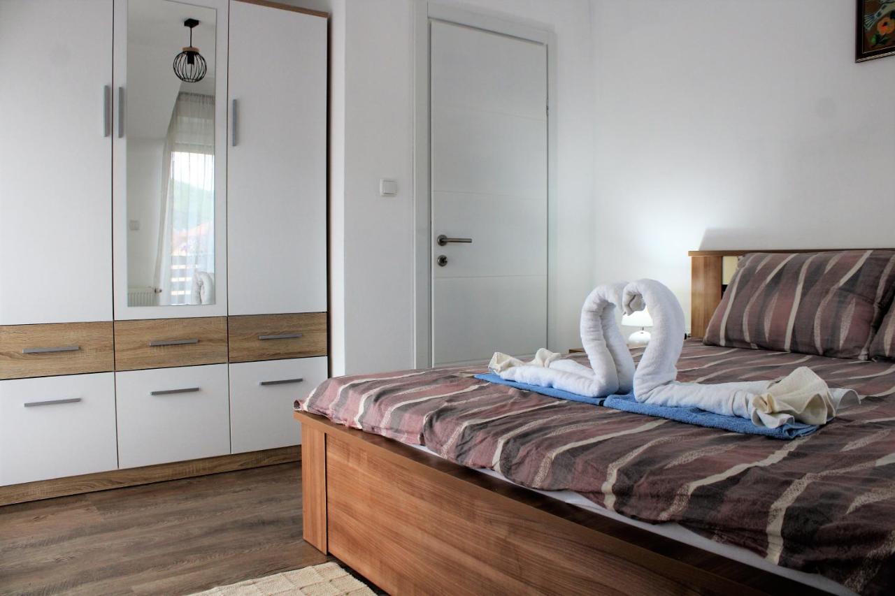 Apartman Swans Оточац Экстерьер фото