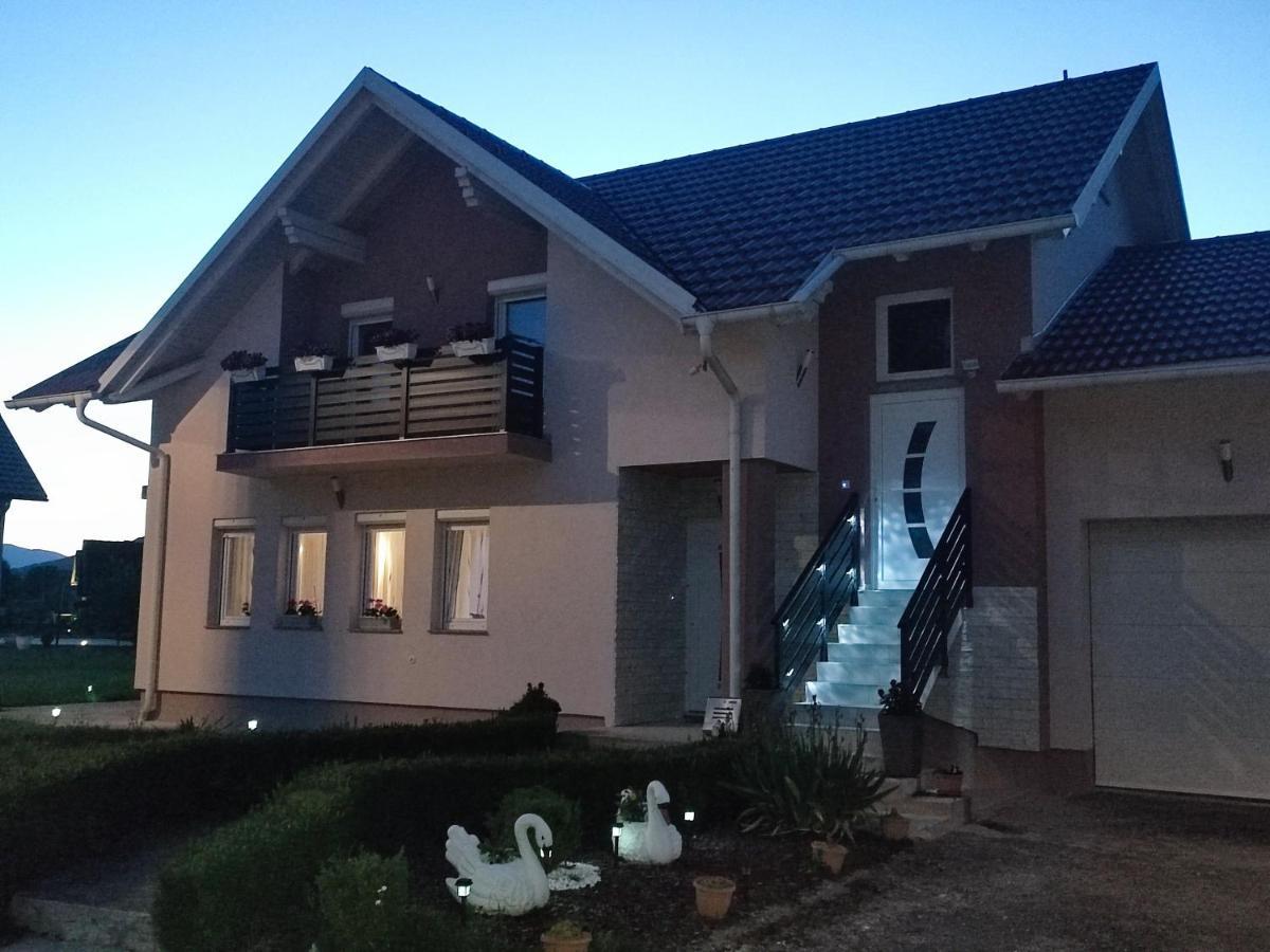 Apartman Swans Оточац Экстерьер фото