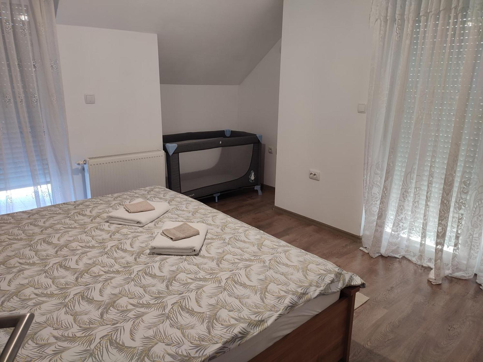 Apartman Swans Оточац Экстерьер фото