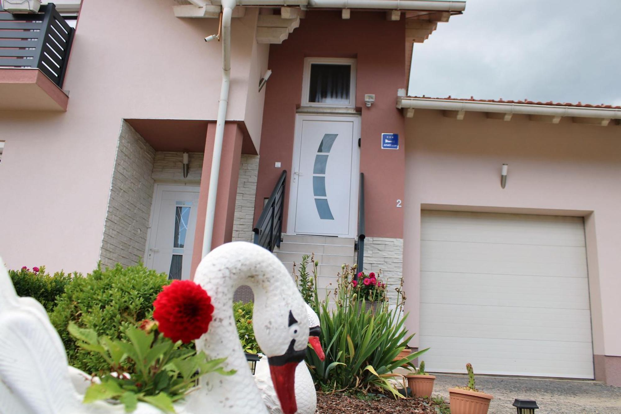 Apartman Swans Оточац Экстерьер фото