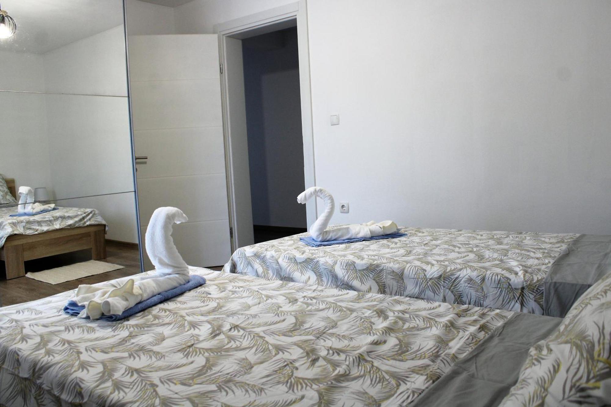 Apartman Swans Оточац Экстерьер фото