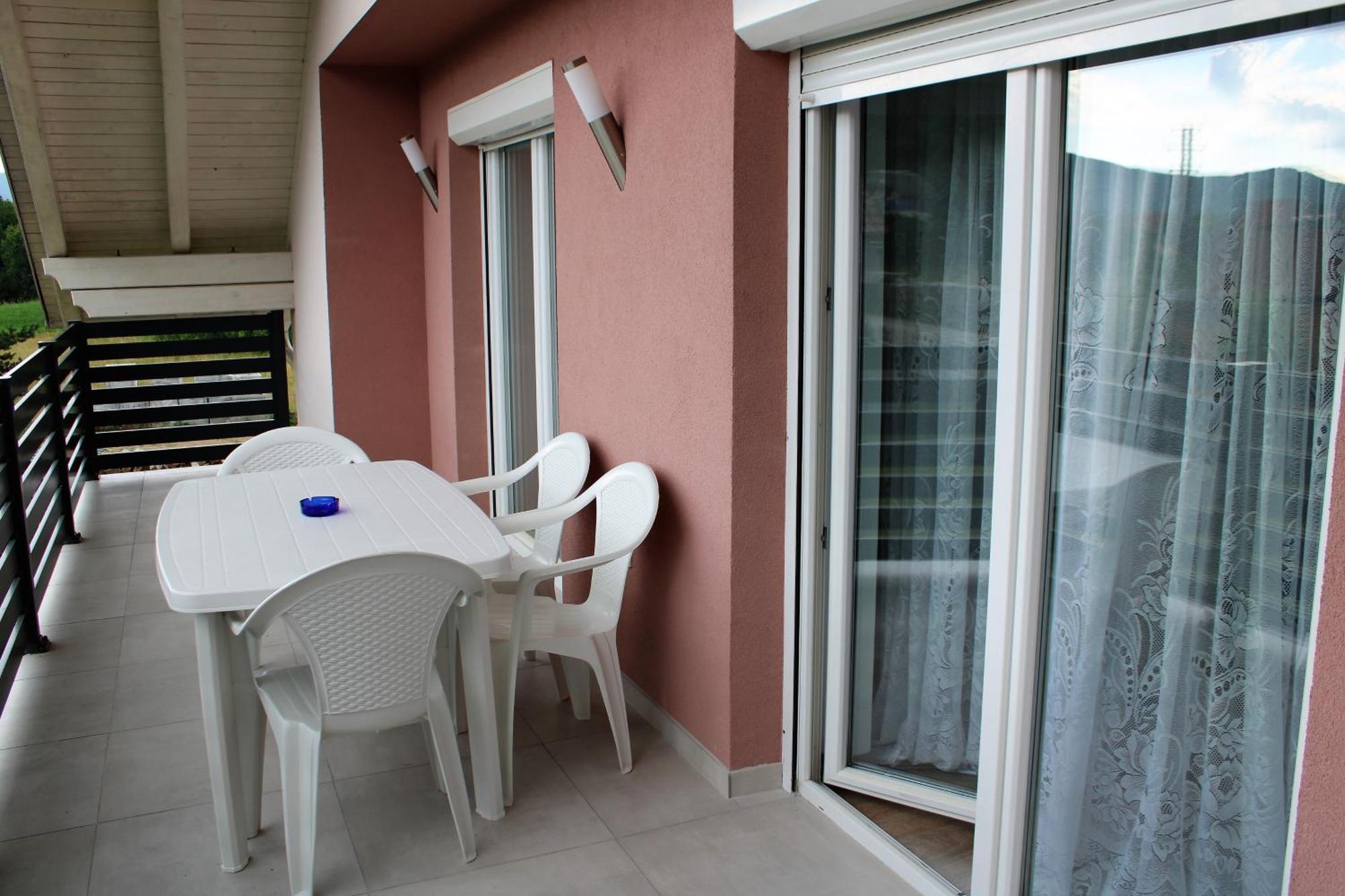 Apartman Swans Оточац Экстерьер фото
