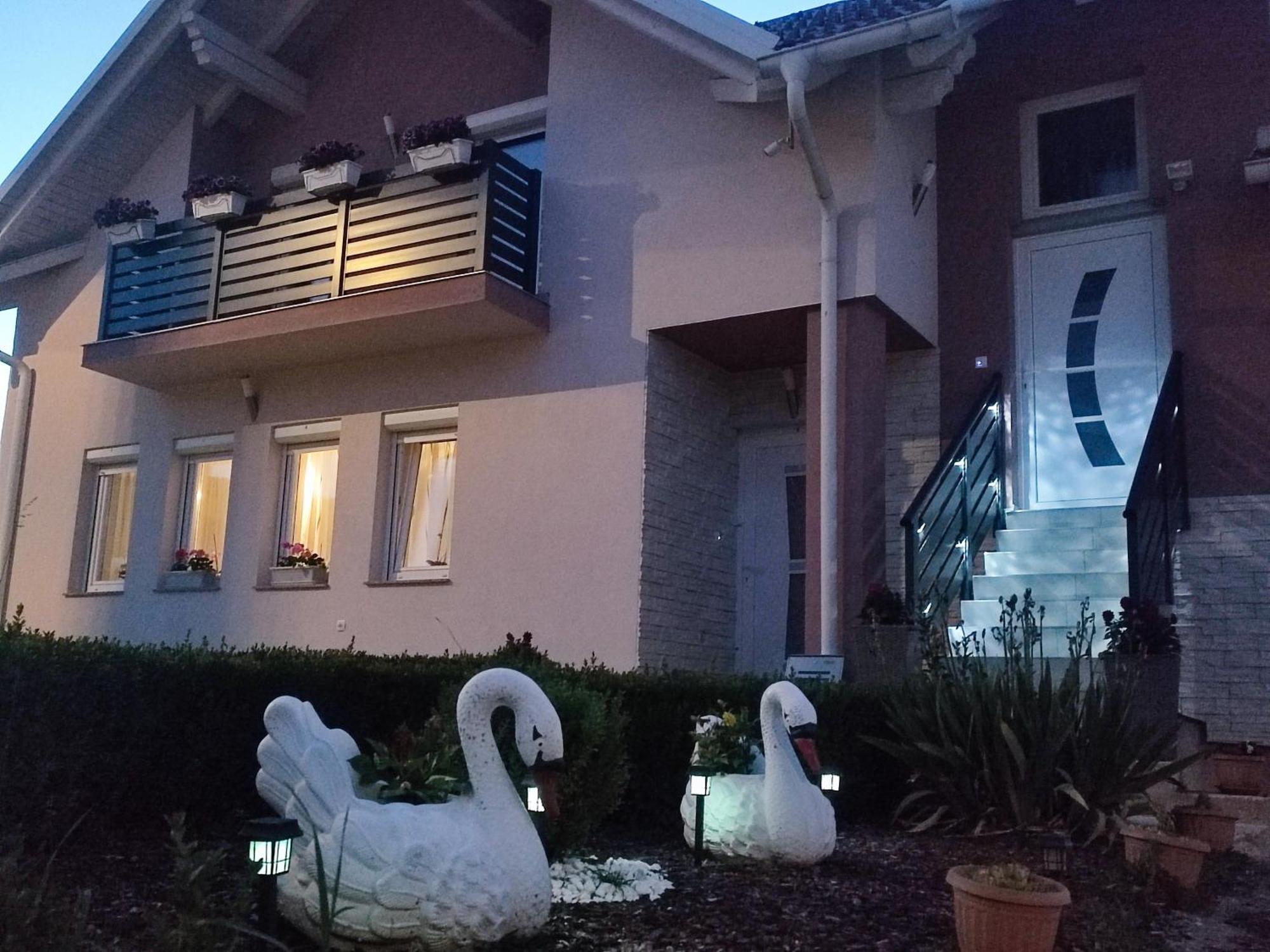 Apartman Swans Оточац Экстерьер фото