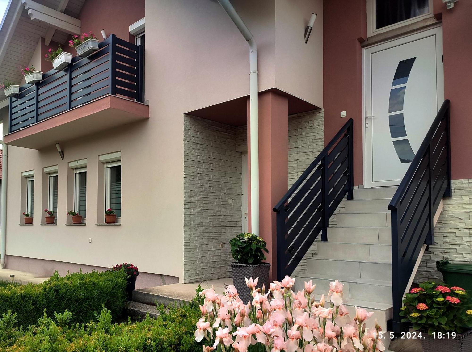 Apartman Swans Оточац Экстерьер фото