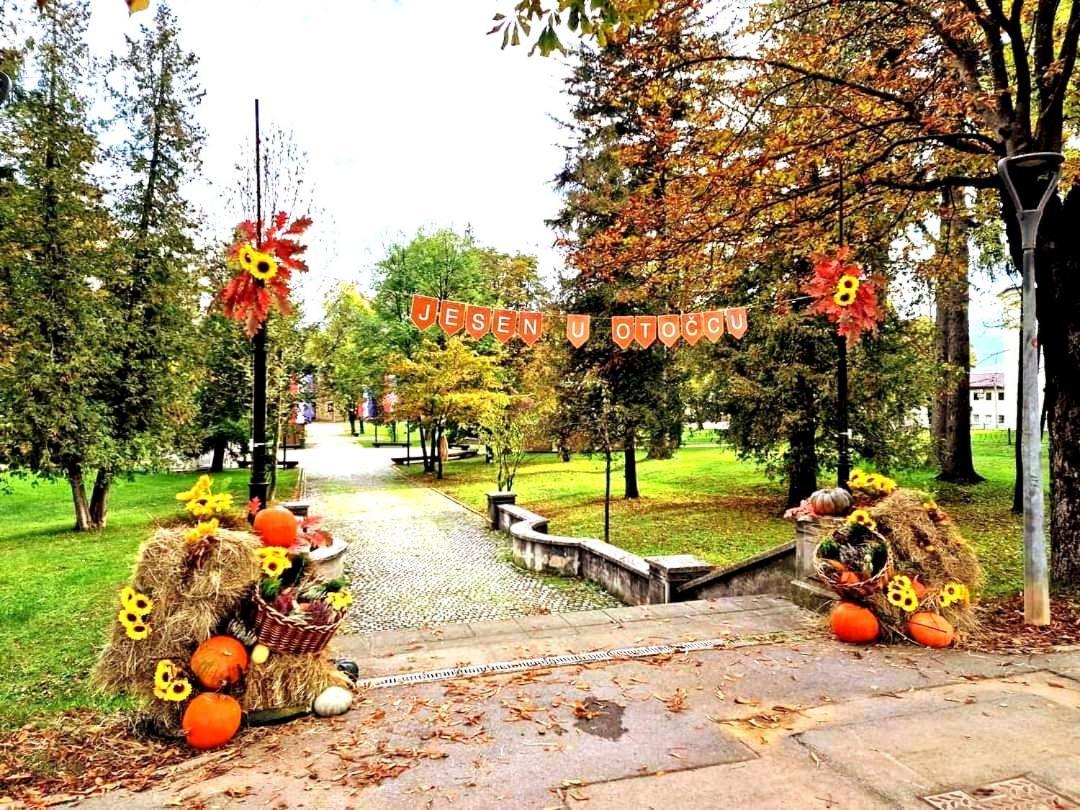 Apartman Swans Оточац Экстерьер фото